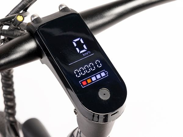 Wyposażenie roweru elektrycznego MOTUS w czytelny wyświetlacz pokazujący prędkość, poziom naładowania baterii oraz przejechany dystans