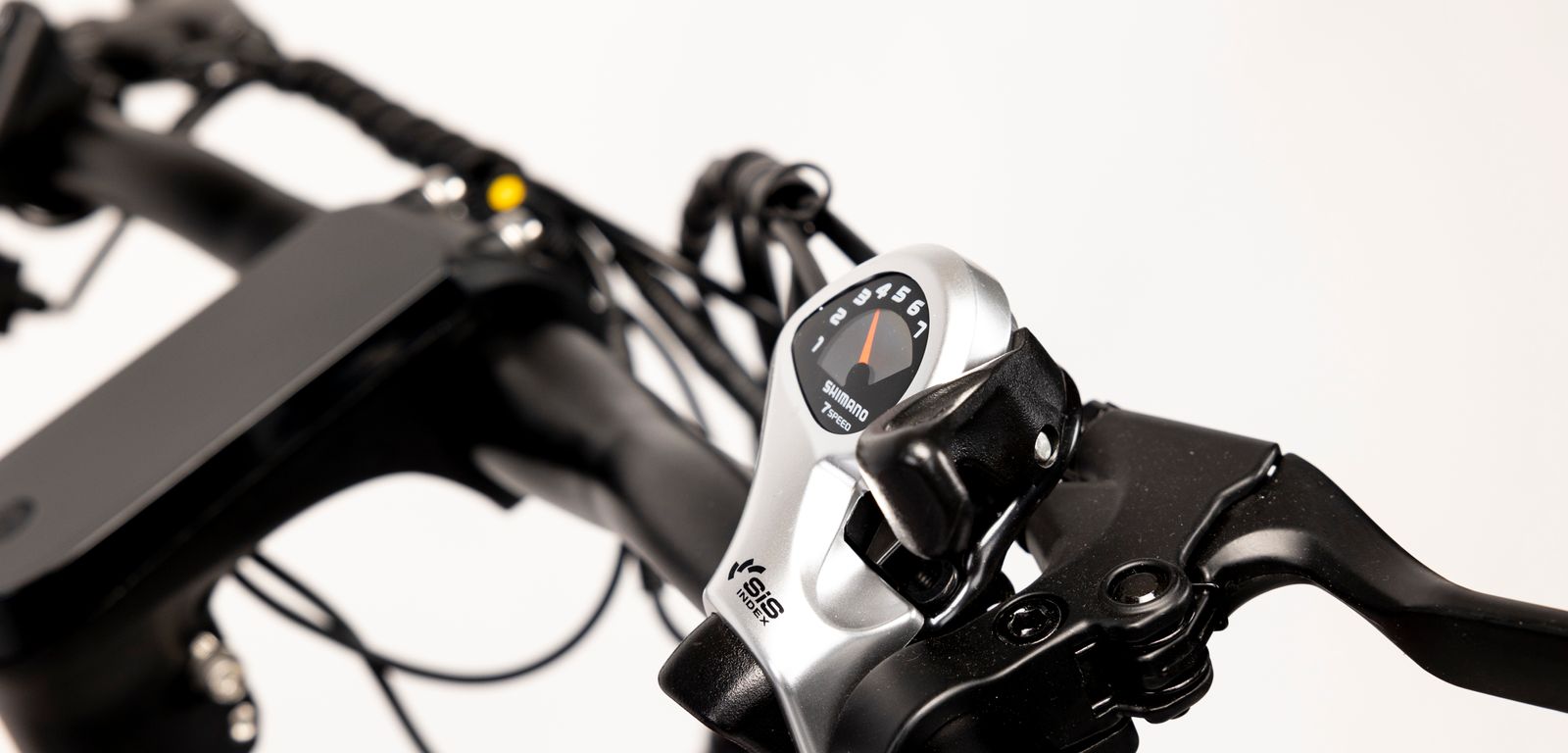 Rower Motus MTB - widok na kierownice oraz przerzutki firmy Shimano