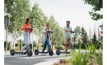 Ciche, szybkie, ekologiczne – jak hulajnogi zmieniają polskie miasta?